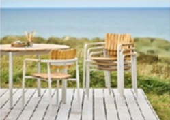 Mindo 119 dining chair with gently curved teak seat and slatted teak back, painted aluminium frame and integrated teak armrests &mdash; outdoor stackable design by Thomas E. Alken.